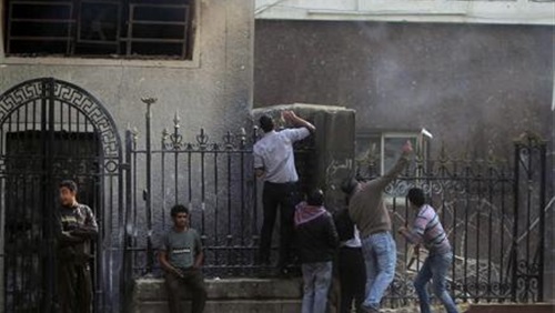 مجهولون يشعلون النار في بنك إماراتي بمصر