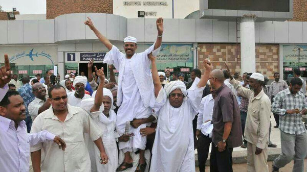 استقبال حاشد لراعٍ سوداني بعد ظهوره في فيديو يثبت أمانته