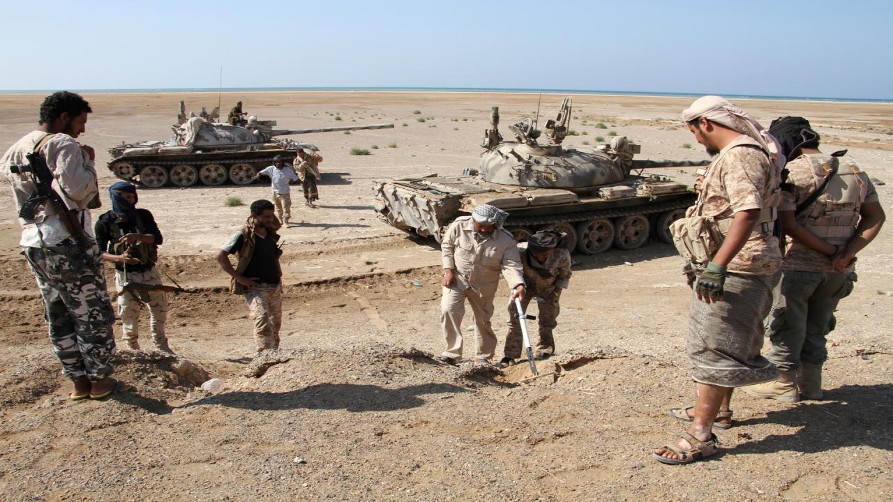 الجيش اليمني يسيطر على معسكر استراتيجي قرب باب المندب