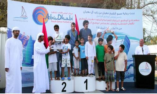 نادي أبوظبي يقيم سباق القوارب الشراعية فئة 22 قدم 