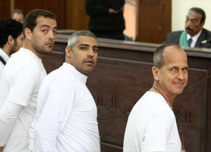 القاهرة  تستدعي السفير البريطاني لانتقاده الأحكام على"صحفيي الجزيرة"