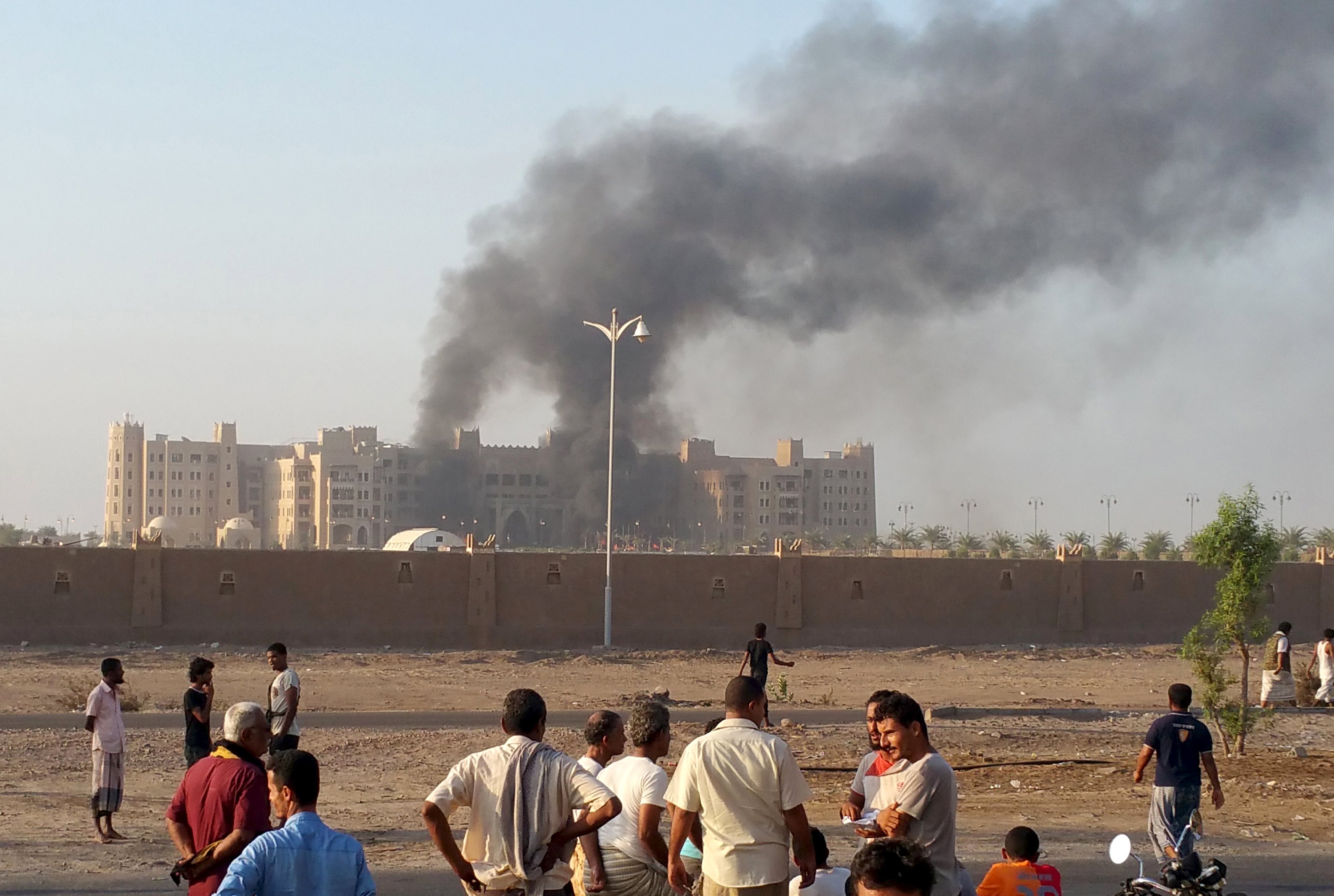داعش يستهدف معسكرا للتحالف العربي بهجوم انتحاري في عدن يوقع ضحايا