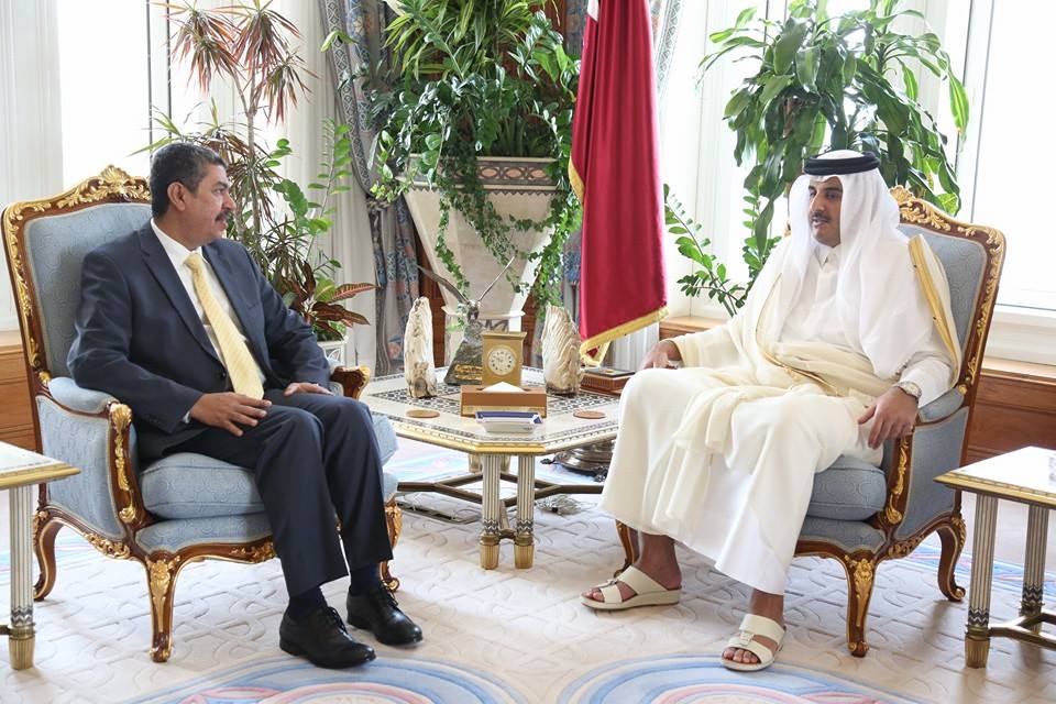 أمير قطر يستقبل خالد بحاح بالدوحة