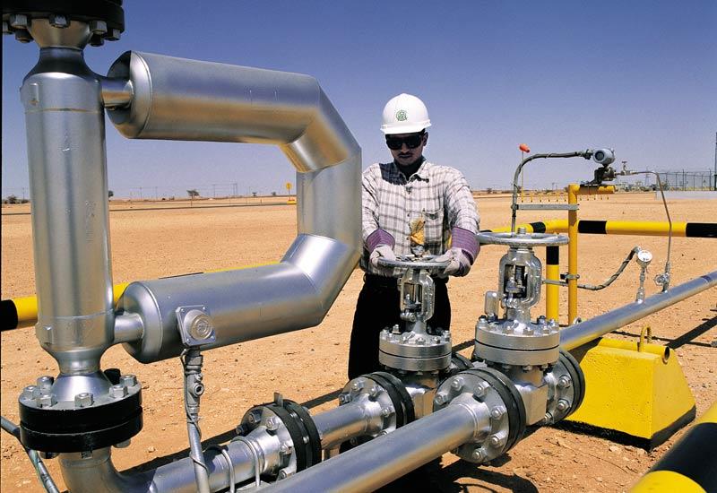 أرامكو السعودية تبلغ القاهرة بوقف إمدادها بالمواد البترولية