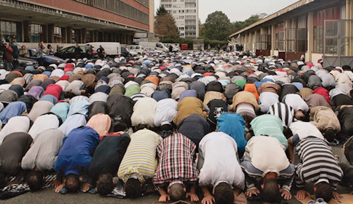 "واشنطن بوست": فرنسا تسعى للسيطرة على الإسلام والمسلمين لديها