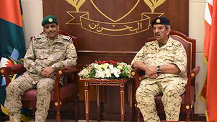 قائد الجيش البحريني يعقد اجتماعا مع قائدي "درع الجزيرة" والحرس الملكي