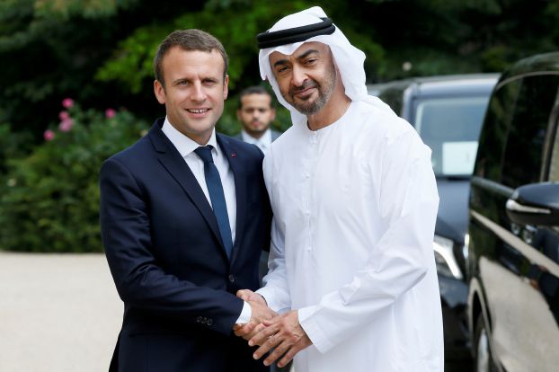 محمد بن زايد يتلقى اتصالاً هاتفياً من الرئيس الفرنسي