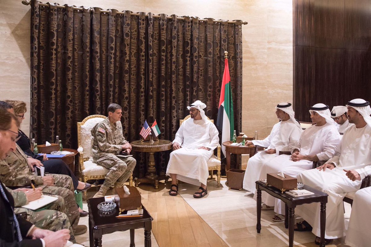 محمد بن زايد يبحث مع قائد القيادة المركزية الأميركية "محاربة الإرهاب"