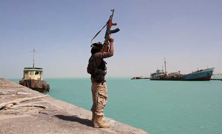الحوثيون يستهدفون سفينة حربية لـ”التحالف” غربي اليمن