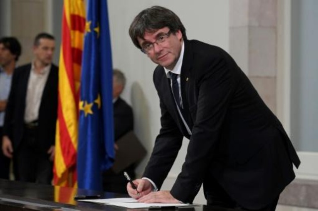كاتالونيا توقِّع "إعلان الاستقلال" عن إسبانيا مع وقف التنفيذ