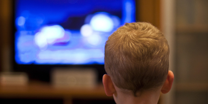 قضاء الطفل لأكثر من ساعتين أمام التلفاز يعرضه لمشاكل صحية 