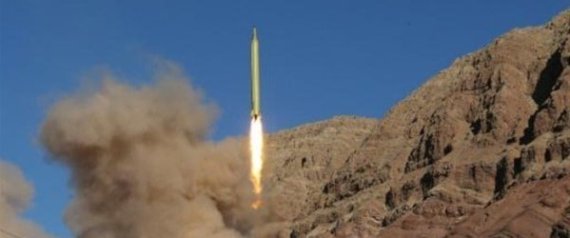 إيران تتحدى العالم وتختبر صاروخا باليستيا جديدا يصل مداه 2000 كم