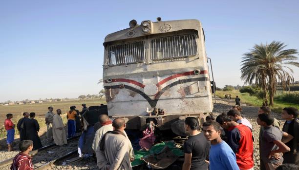 مصر: قتلى وجرحى في حادث تصادم حافلة طلاب بقطار 