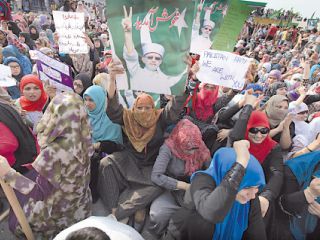 سياسي باكستاني معارض يعود لقيادة ثورة في بلاده