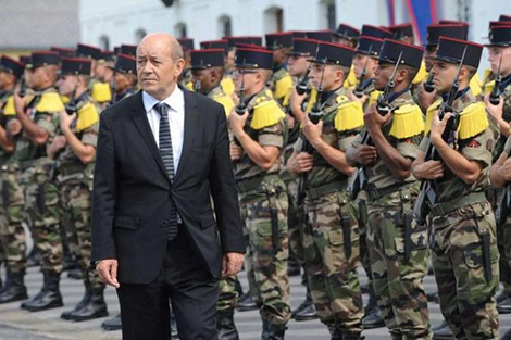 وزير الدفاع الفرنسي يصل الإمارات لبحث لتحالف الدولي ضد "داعش"