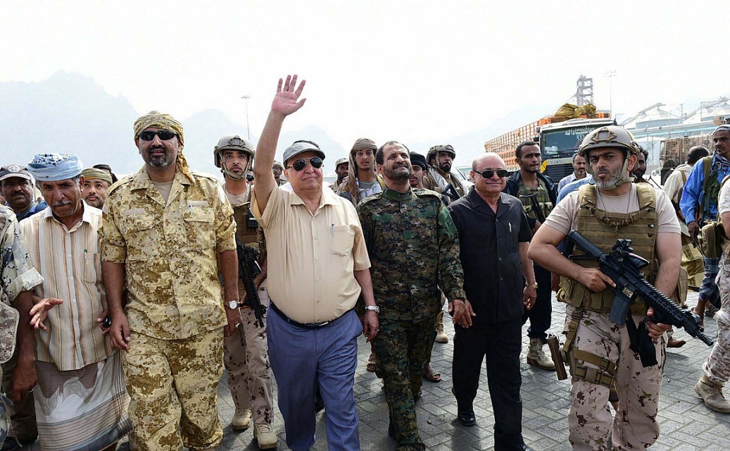 هادي يزور ميناء عدن بعد إخلائه من المسلحين