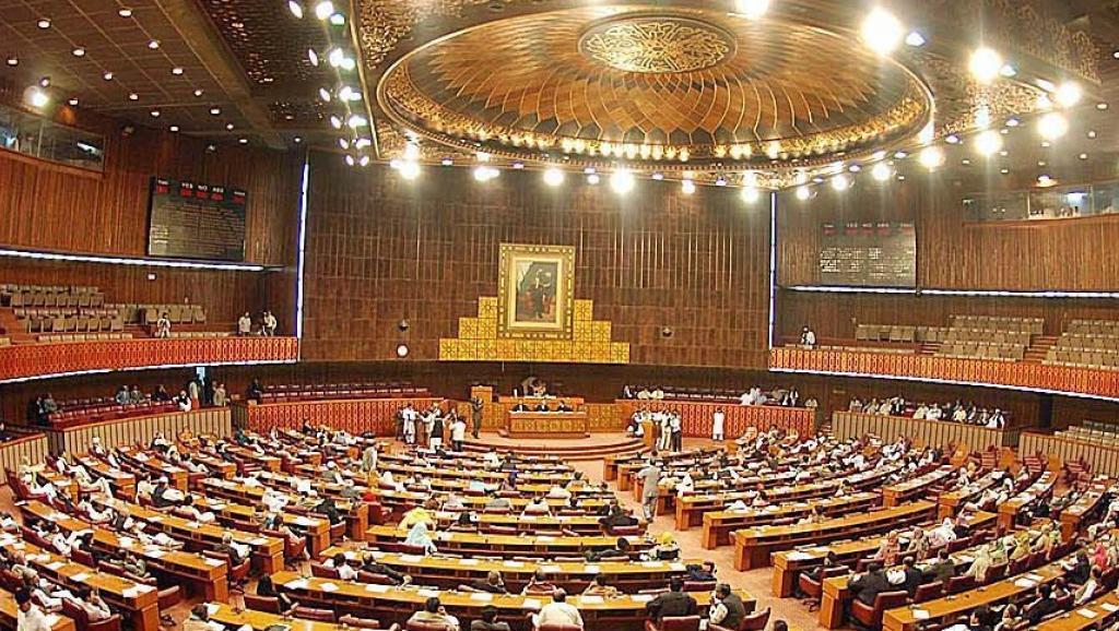 البرلمان الباكستاني.. حياد في عاصفة الحزم والتزام بحماية أمن السعودية