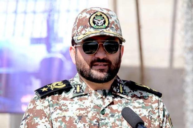 قائد الدفاع الجوي الإيراني يقتحم الجزر الإماراتية المحتلة