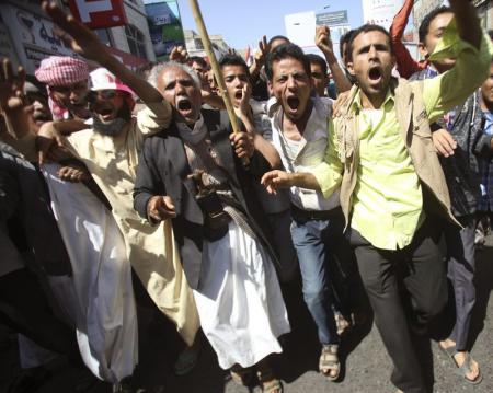 مسلحو الحوثي يطلقون النار على متظاهرين ويصيبون أربعة منهم