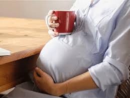 إكثار الحامل من القهوة يعرض طفلها للسرطان