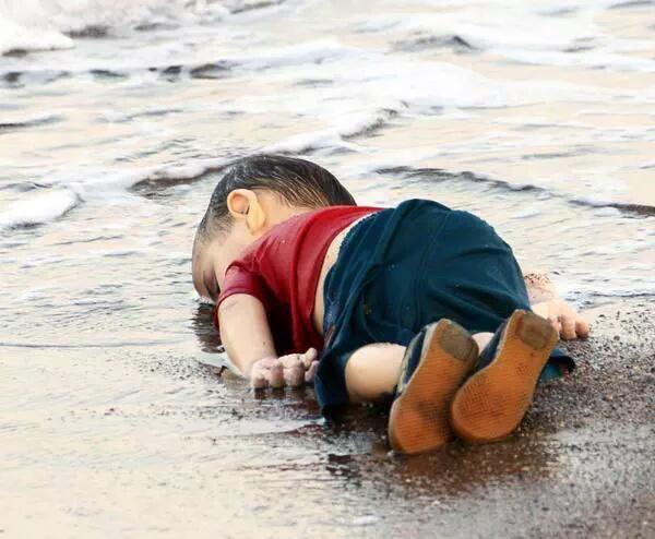 جثة الطفل السوري الغريق تهز ضمير العالم وتثير الغضب