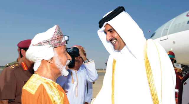 سلطان عمان يتسلم رسالة خطية من أمير قطر