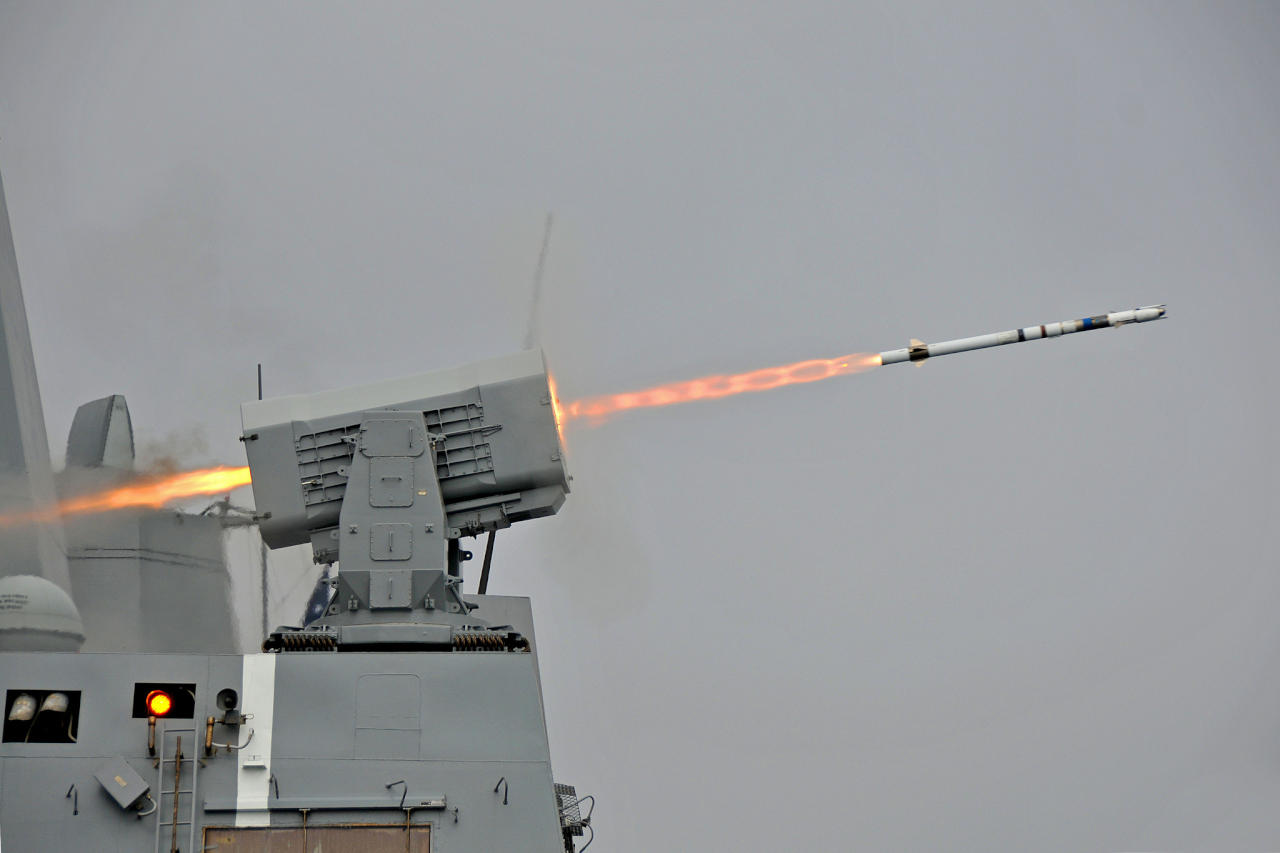 الإمارات تعزز دفاعاتها البحرية بصواريخ "أسرع من الصوت"