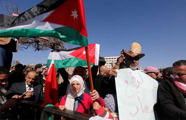 الأردن: تواصل الاحتجاجات بالكرك لليوم الثالث وحريق بمؤسسة تابعة للجيش