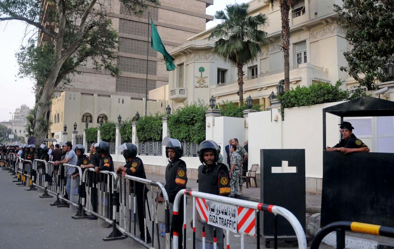 بعد حملة تحريض ضد الرياض..تضارب حول انسحاب قوات تأمين السفارة بالقاهرة
