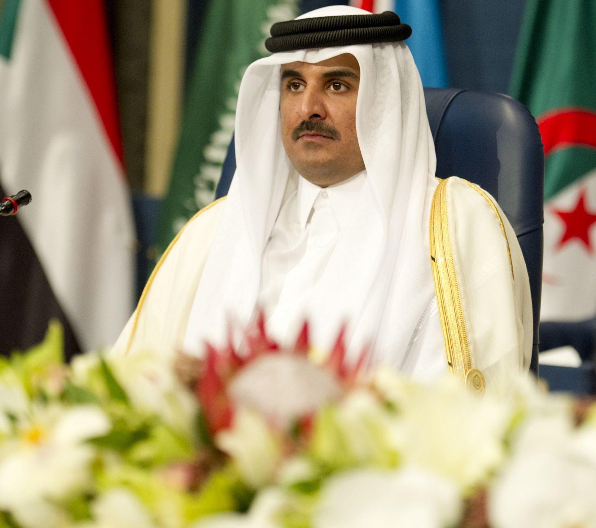 أمير قطر يعيد تشكيل مجلس الوزراء بتغيير وزيري الخارجية والدفاع