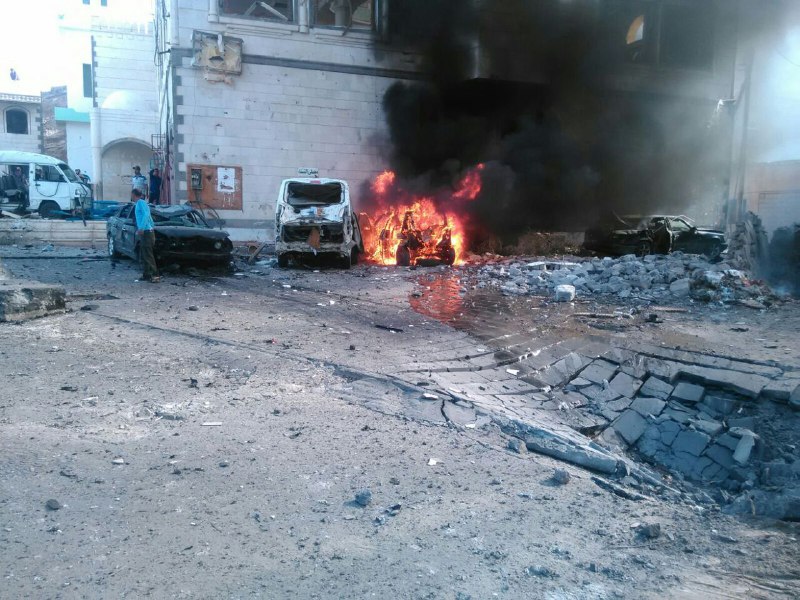 انفجار سيارة ملغومة أمام وزارة المالية في عدن