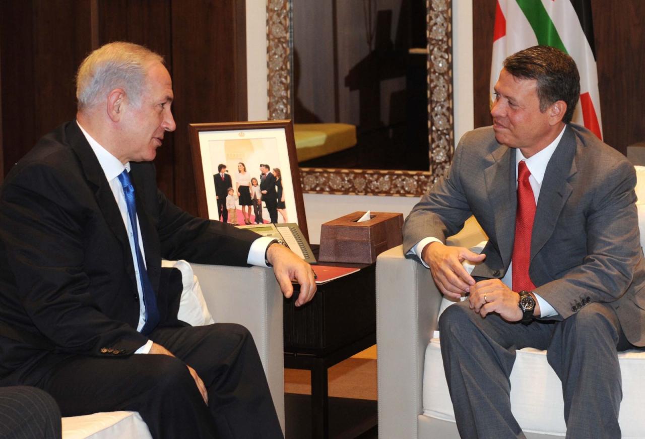 الكشف عن محادثات هاتفية بين نتنياهو وملك الأردن تزامناً مع جولة "بنس"