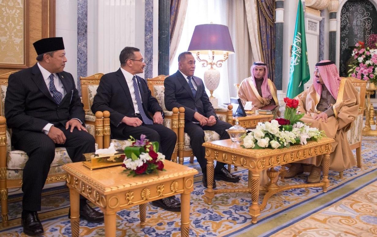 الملك سلمان يجري لقاءات عسكرية مكثفة في الرياض مع مسؤولين دوليين