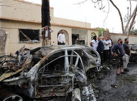 انفجار سيارتين مفخختين بمحيط سفارتي الإمارات ومصر في ليبيا