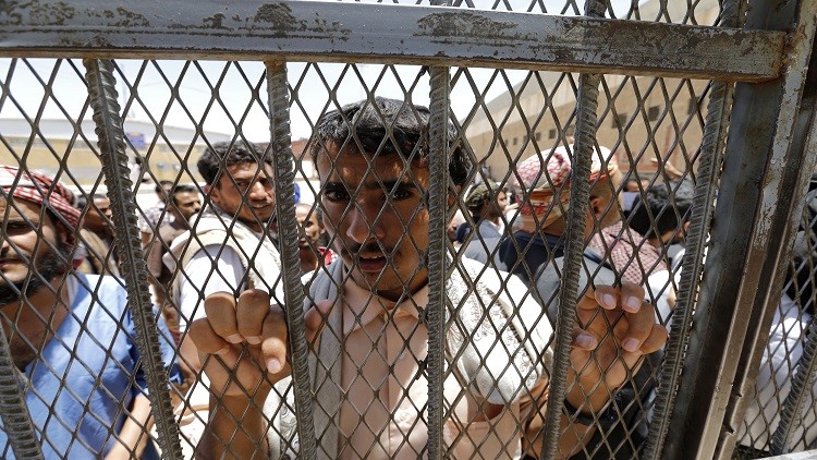 الصليب الأحمر: 11 ألف معتقل في سجون إماراتية سرية بعدن