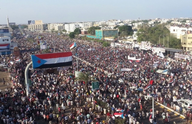 مسيرة في عدن للمطالبة بالانفصال.. ووسائل إعلام إماراتية: لشكر التحالف
