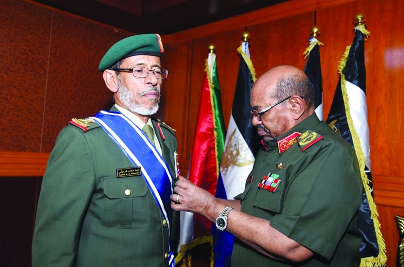 البشير يمنح رئيس أركان القوات المسلحة وسام النيلين