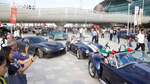 دبي تدخل "غينيس" بأكبر عدد من السيارات الفارهة في موكب