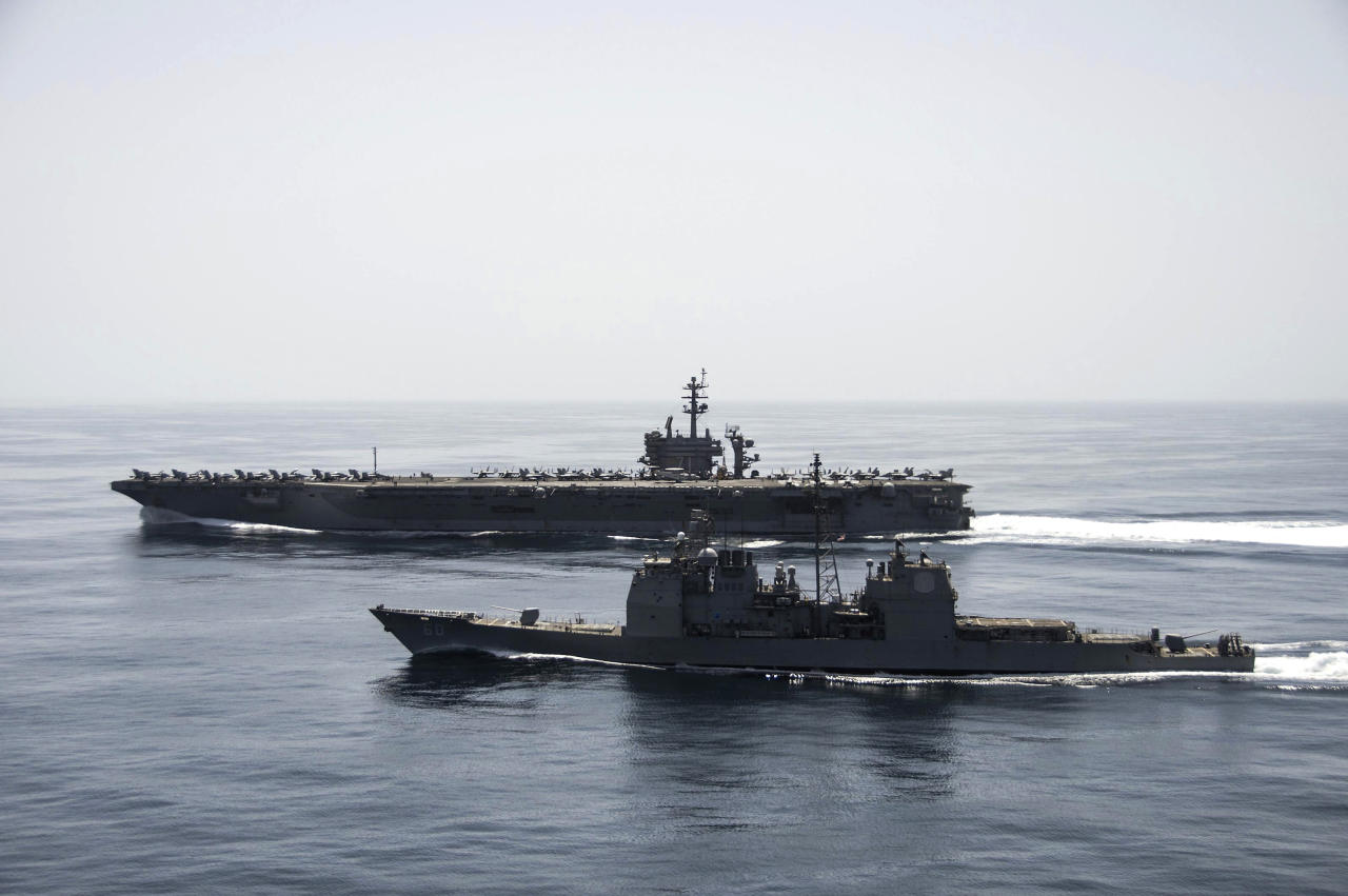 سفينتان حربيتان إيرانيتان ترافقان سفينة شحن متجهة لليمن