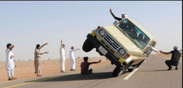 تهور بلا حدود.. طفلان سعوديان يقودان سيارة مغمضي الأعين