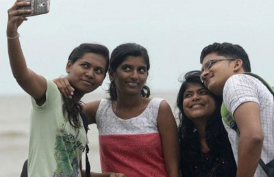 مومباي تحظر “السيلفي” بعد تصدرها لائحة الوفيات