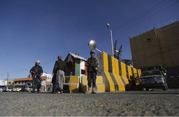  سفارة سلطنة عمان  لا تزال  تعمل من صنعاء خلافا لدول "التعاون"