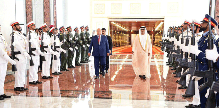 هادي يصل الإمارات في زيارة مفاجئة.. ورئيس "أمن الدولة" في استقباله