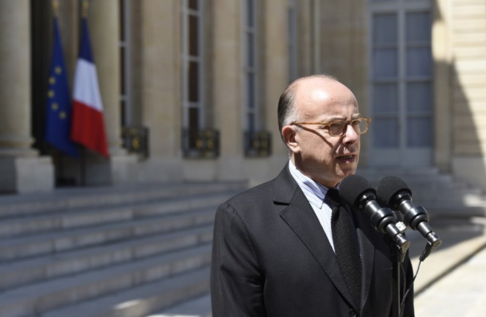 الحكومة الفرنسية تعتزم إغلاق مساجد عقب هجمات باريس