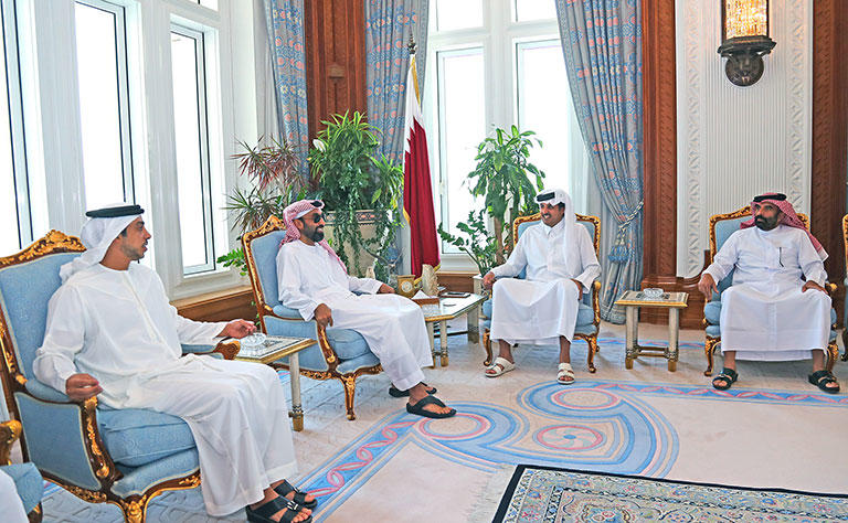 أمير قطر يستقبل مستشار الأمن الوطني طحنون بن زايد في الدوحة