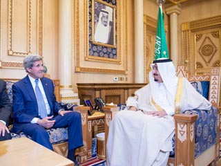  العاهل السعودي ووزير الخارجية الأمريكي يبحثان تطورات المنطقة