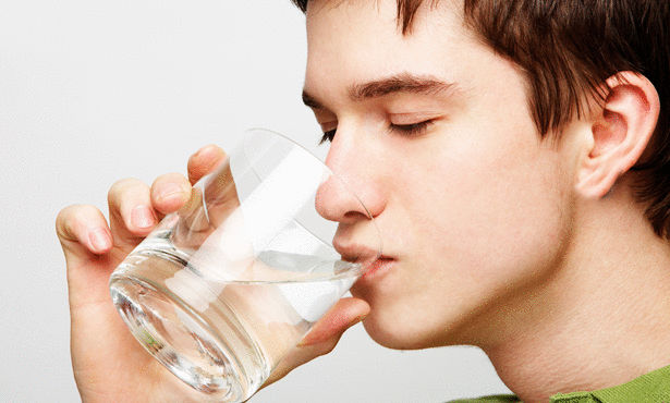 شرب الماء بعد الصوم ظاهرة صحية لا تضر