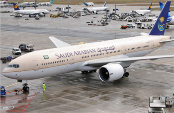 انفصال عجلات طائرة سعودية تستعد للاقلاع