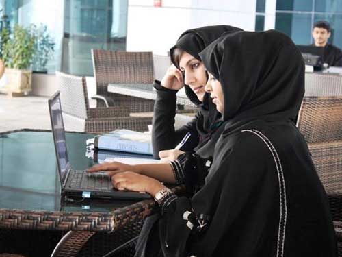 شرطة دبي تؤهل نساءً للتحقيق في جرائم "الابتزاز الالكتروني"