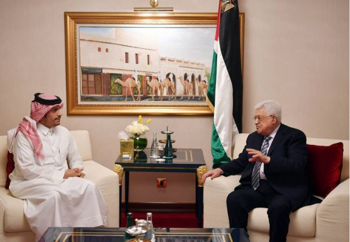 عباس يبحث في الدوحة قرار ترمب مع وزير الخارجية القطري
